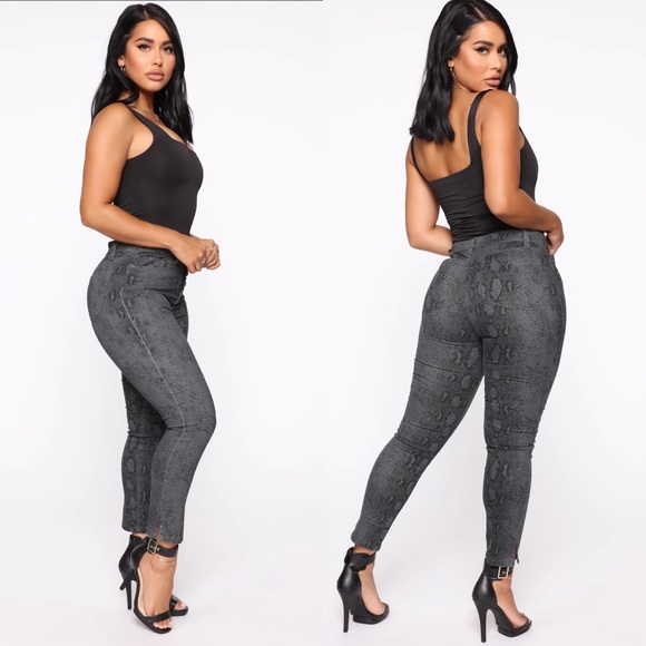 Fashion Nova slither away snake print jeans skinny jeans charcoal print - Picture 2 of 11
